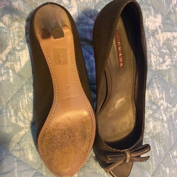Authentic Women Prada shoe. Beautiful and in very good shape. - Picture 3 of 3